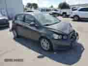 2015 Chevrolet Sonic LT z VIN 1G1JC6SBXF4113932, wystawiony jako Copart lot #80404595 z przebiegiem 69 220 mil mil oraz Szkoda całkowita • Salvage title. Historia ofert i sprzedaży dostępna na DreamBid. Obrazek 4.