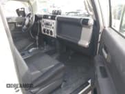 ✅ 2014 Toyota FJ Cruiser • VIN: JTEBU4BF4EK189751 • Lot: 43681587. Wystawiony na IAAI z przebiegiem 110 943 mil. Bezpłatny archiwum sprzedaży aukcyjnych z USA i szczegółowy raport historii pojazdu na DreamBid. Zdjęcie 5.