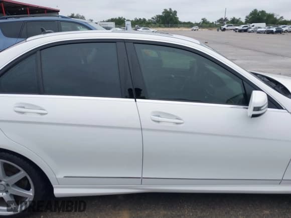 ✅ 2014 Mercedes-Benz C 250 Sport • VIN: WDDGF4HB0EA958816 • Lot: 42150390. Wystawiony na IAAI z przebiegiem 89 358 mil. Bezpłatny archiwum sprzedaży aukcyjnych z USA i szczegółowy raport historii pojazdu na DreamBid. Zdjęcie 14.