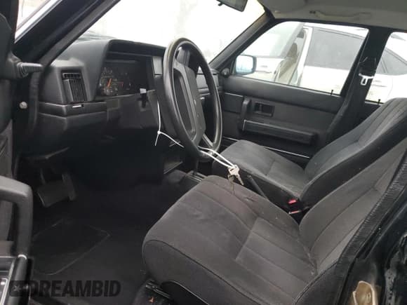 ✅ 1989 Volvo 240 DL • VIN: YV1AX8843K1363079 • Lot: 84111024. Wystawiony na Copart z przebiegiem 167 658 mil. Bezpłatny archiwum sprzedaży aukcyjnych z USA i szczegółowy raport historii pojazdu na DreamBid. Zdjęcie 7.