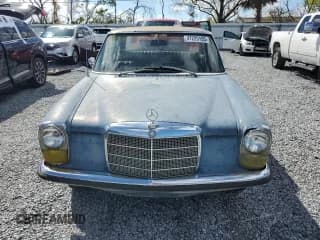 ✅ 1969 Mercedes-Benz 220 • VIN: 11511010026351 • Lot: 47225155. Wystawiony na Copart z przebiegiem 3 281 mil. Bezpłatny archiwum sprzedaży aukcyjnych z USA i szczegółowy raport historii pojazdu na DreamBid. Zdjęcie 5.