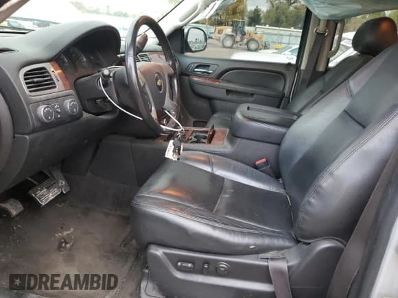 ✅ 2013 Chevrolet Suburban LTZ • VIN: 1GNSKKE71DR366322 • Lot: 79126934. Wystawiony na Copart z przebiegiem 159 570 mil. Bezpłatny archiwum sprzedaży aukcyjnych z USA i szczegółowy raport historii pojazdu na DreamBid. Zdjęcie 7.