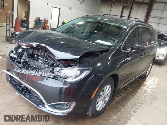 ✅ 2017 Chrysler Pacifica Touring L • VIN: 2C4RC1BG6HR635434 • Lot: 43631067. Listed on IAAI with 101,225 mi. Free auction sales archive from the USA and detailed vehicle history report at DreamBid. Image 17.