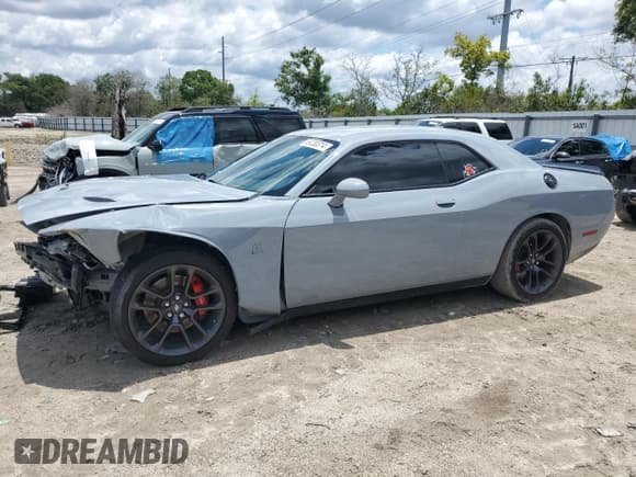 ✅ 2022 Dodge Challenger R/T Scat Pack • VIN: 2C3CDZFJ6NH125016 • Lot: 59230014. Wystawiony na Copart z przebiegiem 32 098 mil. Bezpłatny archiwum sprzedaży aukcyjnych z USA i szczegółowy raport historii pojazdu na DreamBid. Zdjęcie 1.