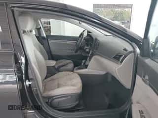 2018 Hyundai Elantra SE с VIN 5NPD74LF9JH324833, выставлен на аукционе IAAI как лот 43339092 с пробегом 144 896 миль миль и . История ставок и продаж доступна на DreamBid. Изображение 5.