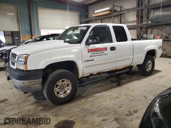 ✅ 2004 Chevrolet Silverado 2500HD LS • VIN: 1GCHK29U34E177018 • Lot: 54540915. Wystawiony na Copart z przebiegiem Nie podano. Bezpłatny archiwum sprzedaży aukcyjnych z USA i szczegółowy raport historii pojazdu na DreamBid. Zdjęcie 1.