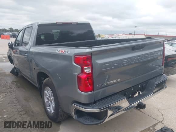 2026 Chevrolet Silverado 1500 LT z VIN 3GCUKDED5TG116874, wystawiony jako IAAI lot #43568713 z przebiegiem 1 845 mil mil oraz . Historia ofert i sprzedaży dostępna na DreamBid. Obrazek 3.