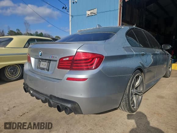 ✅ 2016 BMW M5 • VIN: WBSFV9C56GG343672 • Lot: 44406554. Wystawiony na Copart z przebiegiem 84 402 mil. Bezpłatny archiwum sprzedaży aukcyjnych z USA i szczegółowy raport historii pojazdu na DreamBid. Zdjęcie 4.