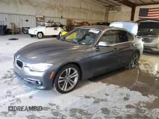 2018 BMW 3 Series 330i xDrive с VIN WBA8D9C59JEM32705, выставлен на аукционе Copart как лот 68825935 с пробегом 82 130 миль миль и На запчасти • Non repairable. История ставок и продаж доступна на DreamBid. Изображение 1.