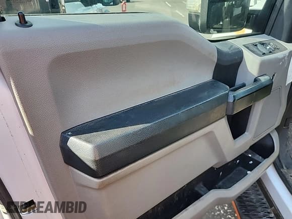 ✅ 2017 Ford F-250 XL • VIN: 1FT7X2B60HEC83070 • Lot: 43822976. Wystawiony na IAAI z przebiegiem 323 628 mil. Bezpłatny archiwum sprzedaży aukcyjnych z USA i szczegółowy raport historii pojazdu na DreamBid. Zdjęcie 15.