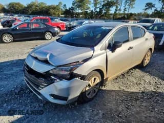 ✅ 2025 Nissan Versa S • VIN: 3N1CN8DVXSL831551 • Лот: 90045805. Опубликован ранее на Copart с пробегом 10 679 миль. Бесплатный доступ к архиву аукционных продаж из США и подробный отчёт об истории автомобиля на DreamBid. Изображение 1.