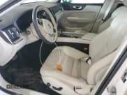 ✅ 2022 Volvo V60 • VIN: YV4102WK4N2092036 • Lot: 80911585. Wystawiony na Copart z przebiegiem 26 176 mil. Bezpłatny archiwum sprzedaży aukcyjnych z USA i szczegółowy raport historii pojazdu na DreamBid. Zdjęcie 7.