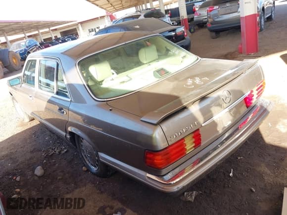 ✅ 1990 Mercedes-Benz 560 • VIN: WDBCA39E7LA505668 • Лот: 41473380. Опубликован ранее на IAAI с пробегом 159 716 миль. Бесплатный доступ к архиву аукционных продаж из США и подробный отчёт об истории автомобиля на DreamBid. Изображение 3.