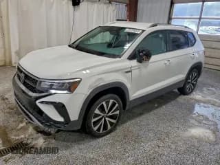 ✅ 2024 Volkswagen Taos SE • VIN: 3VVSX7B22RM122950 • Lot: 94863335. Wystawiony na Copart z przebiegiem 32 411 mil. Bezpłatny archiwum sprzedaży aukcyjnych z USA i szczegółowy raport historii pojazdu na DreamBid. Zdjęcie 1.