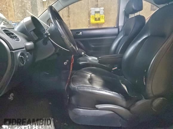 ✅ 2008 Volkswagen Beetle S • VIN: 3VWRW31C58M519261 • Lot: 94320895. Listed on Copart with 177,268 mi. Free auction sales archive from the USA and detailed vehicle history report at DreamBid. Image 7.