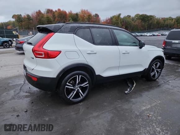 ✅ 2022 Volvo XC40 R-Design • VIN: YV4162UM1N2752634 • Лот: 86230005. Опубликован ранее на Copart с пробегом 33 640 миль. Бесплатный доступ к архиву аукционных продаж из США и подробный отчёт об истории автомобиля на DreamBid. Изображение 3.