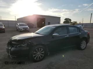 ✅ 2014 Chrysler 200 Limited • VIN: 1C3CCBCG8EN159680 • Лот: 82499795. Опубликован ранее на Copart с пробегом 97 616 миль. Бесплатный доступ к архиву аукционных продаж из США и подробный отчёт об истории автомобиля на DreamBid. Изображение 1.