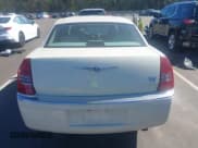 ✅ 2005 Chrysler 300 C • VIN: 2C3JA63H25H576637 • Lot: 43500412. Wystawiony na IAAI z przebiegiem 62 906 mil. Bezpłatny archiwum sprzedaży aukcyjnych z USA i szczegółowy raport historii pojazdu na DreamBid. Zdjęcie 16.