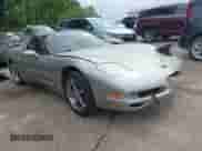 ✅ 1998 Chevrolet Corvette • VIN: 1G1YY22G6W5130385 • Lot: 42345580. Wystawiony na IAAI z przebiegiem 58 575 mil. Bezpłatny archiwum sprzedaży aukcyjnych z USA i szczegółowy raport historii pojazdu na DreamBid. Zdjęcie 1.