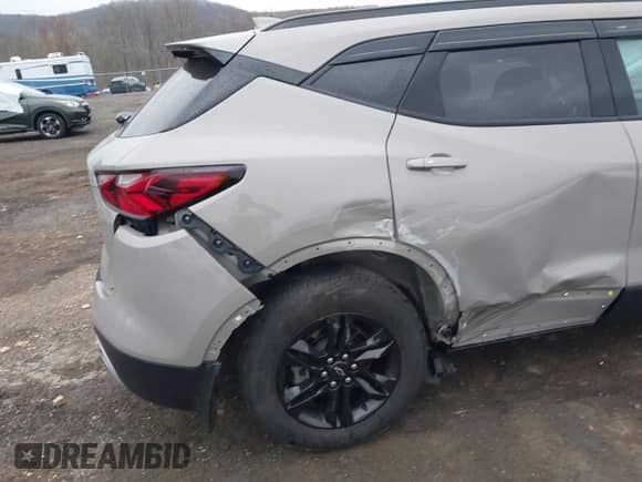 2021 Chevrolet Blazer LT z VIN 3GNKBHR48MS559910, wystawiony jako IAAI lot #42024637 z przebiegiem 19 449 mil mil oraz . Historia ofert i sprzedaży dostępna na DreamBid. Obrazek 6.