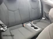 ✅ 2017 Hyundai Veloster • VIN: KMHTC6AD2HU321868 • Lot: 79083584. Wystawiony na Copart z przebiegiem 105 528 mil. Bezpłatny archiwum sprzedaży aukcyjnych z USA i szczegółowy raport historii pojazdu na DreamBid. Zdjęcie 10.