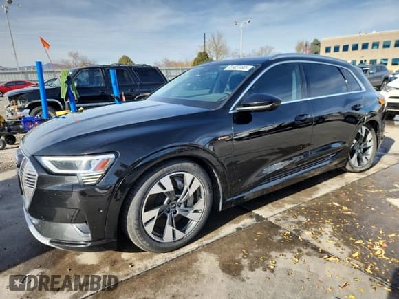 ✅ 2022 Audi e-tron Premium Plus • VIN: WA1LAAGE6NB011026 • Лот: 91427445. Опубликован ранее на Copart с пробегом 93 455 миль. Бесплатный доступ к архиву аукционных продаж из США и подробный отчёт об истории автомобиля на DreamBid. Изображение 1.