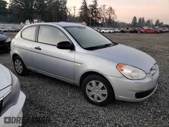 2007 Hyundai Accent GS z VIN KMHCM36C27U014985, wystawiony jako Copart lot #83150244 z przebiegiem 151 948 mil mil oraz Czysty tytuł • Clean title. Historia ofert i sprzedaży dostępna na DreamBid. Obrazek 4.