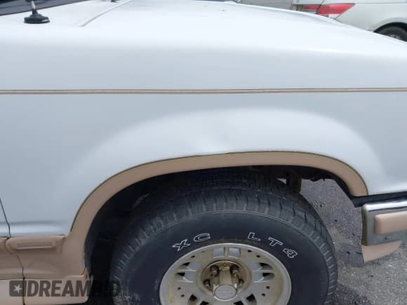 ✅ 1994 Ford Explorer Eddie Bauer • VIN: 1FMDU32X5RUE53856 • Lot: 41820679. Wystawiony na IAAI z przebiegiem 231 000 mil. Bezpłatny archiwum sprzedaży aukcyjnych z USA i szczegółowy raport historii pojazdu na DreamBid. Zdjęcie 12.