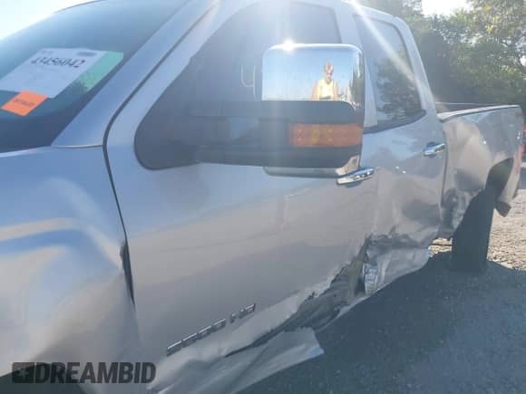 2018 Chevrolet Silverado 2500HD Work Truck z VIN 1GC2KUEGXJZ336462, wystawiony jako IAAI lot #43456042 z przebiegiem 162 564 mil mil oraz . Historia ofert i sprzedaży dostępna na DreamBid. Obrazek 17.