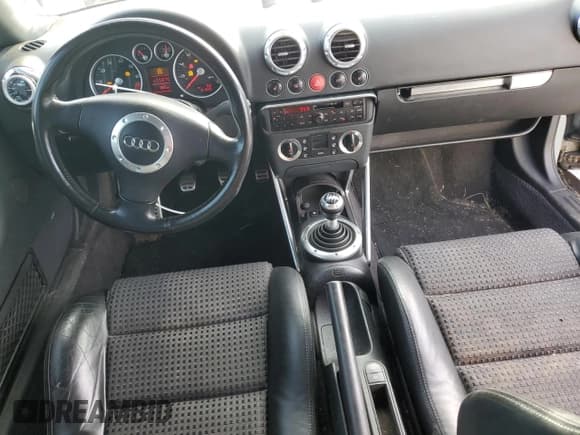 ✅ 2001 Audi TT • VIN: TRUWT28N511037270 • Lot: 76136684. Wystawiony na Copart z przebiegiem 151 922 mil. Bezpłatny archiwum sprzedaży aukcyjnych z USA i szczegółowy raport historii pojazdu na DreamBid. Zdjęcie 8.