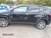 ✅ 2022 Jeep Compass Latitude Lux • VIN: 3C4NJDFB0NT180836 • Lot: 43349238. Wystawiony na IAAI z przebiegiem 17 690 mil. Bezpłatny archiwum sprzedaży aukcyjnych z USA i szczegółowy raport historii pojazdu na DreamBid. Zdjęcie 6.