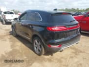 ✅ 2017 Lincoln MKC Premiere • VIN: 5LMCJ1D93HUL32195 • Lot: 42949051. Wystawiony na IAAI z przebiegiem 130 052 mil. Bezpłatny archiwum sprzedaży aukcyjnych z USA i szczegółowy raport historii pojazdu na DreamBid. Zdjęcie 3.