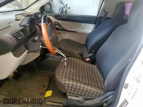 ✅ 2013 Scion iQ • VIN: JTNJJXB01DJ025122 • Lot: 61879865. Wystawiony na Copart z przebiegiem 170 259 mil. Bezpłatny archiwum sprzedaży aukcyjnych z USA i szczegółowy raport historii pojazdu na DreamBid. Zdjęcie 7.