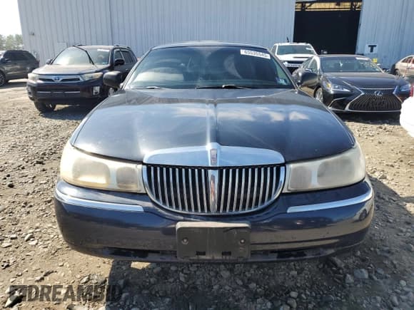 ✅ 1999 Lincoln Town Car Executive • VIN: 1LNHM81W1XY689255 • Lot: 65535545. Wystawiony na Copart z przebiegiem Nie podano. Bezpłatny archiwum sprzedaży aukcyjnych z USA i szczegółowy raport historii pojazdu na DreamBid. Zdjęcie 5.