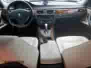 2011 BMW 3 Series 328i xDrive z VIN WBAPK7C58BF196694, wystawiony jako Copart lot #90617205 z przebiegiem Nie podano mil oraz Czysty tytuł • Clean title. Historia ofert i sprzedaży dostępna na DreamBid. Obrazek 8.