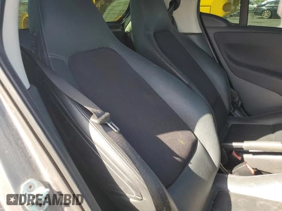 ✅ 2014 Smart fortwo Passion • VIN: WMEEJ9AA4EK787658 • Lot: 63438465. Wystawiony na Copart z przebiegiem Nie podano. Bezpłatny archiwum sprzedaży aukcyjnych z USA i szczegółowy raport historii pojazdu na DreamBid. Zdjęcie 10.