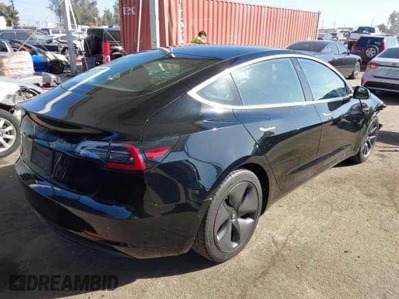 ✅ 2019 Tesla Model 3 Mid Range • VIN: 5YJ3E1EA3KF316809 • Lot: 43525262. Wystawiony na IAAI z przebiegiem 79 048 mil. Bezpłatny archiwum sprzedaży aukcyjnych z USA i szczegółowy raport historii pojazdu na DreamBid. Zdjęcie 4.