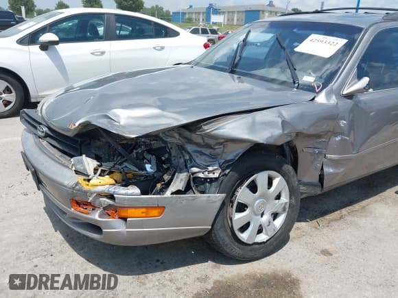 ✅ 1992 Toyota Camry • VIN: 4T1VK12W6NU047357 • Lot: 42593322. Wystawiony na IAAI z przebiegiem 325 406 mil. Bezpłatny archiwum sprzedaży aukcyjnych z USA i szczegółowy raport historii pojazdu na DreamBid. Zdjęcie 6.