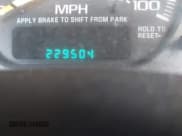 ✅ 2000 Chevrolet Suburban LS • VIN: 3GNFK16TXYG130202 • Лот: 42924507. Опубликован ранее на IAAI с пробегом 229 504 миль. Бесплатный доступ к архиву аукционных продаж из США и подробный отчёт об истории автомобиля на DreamBid. Изображение 7.