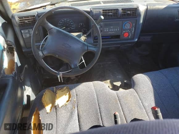 1996 Chevrolet S-10 z VIN 1GCCS14X1T8165372, wystawiony jako Copart lot #79924734 z przebiegiem 101 869 mil mil oraz Szkoda całkowita • Salvage title. Historia ofert i sprzedaży dostępna na DreamBid. Obrazek 8.