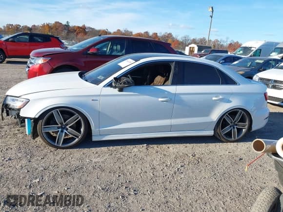 ✅ 2018 Audi A3 Premium Plus • VIN: WAUGUGFF6J1047811 • Lot: 43641528. Wystawiony na IAAI z przebiegiem 145 813 mil. Bezpłatny archiwum sprzedaży aukcyjnych z USA i szczegółowy raport historii pojazdu na DreamBid. Zdjęcie 14.