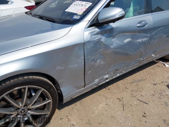 ✅ 2019 Mercedes-Benz S 560 • VIN: WDDUG8DBXKA480087 • Lot: 43237871. Wystawiony na IAAI z przebiegiem 30 998 mil. Bezpłatny archiwum sprzedaży aukcyjnych z USA i szczegółowy raport historii pojazdu na DreamBid. Zdjęcie 6.