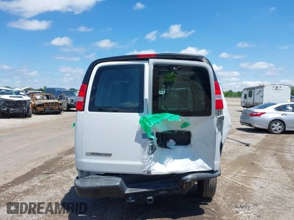 ✅ 2019 Chevrolet Express Cargo • VIN: 1GCWGAFP6K1368910 • Lot: 42194961. Wystawiony na IAAI z przebiegiem 69 359 mil. Bezpłatny archiwum sprzedaży aukcyjnych z USA i szczegółowy raport historii pojazdu na DreamBid. Zdjęcie 6.