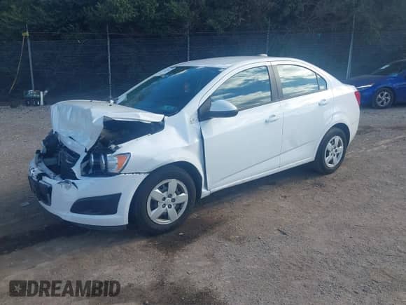 2015 Chevrolet Sonic LS z VIN 1G1JA5SG0F4118892, wystawiony jako IAAI lot #43427632 z przebiegiem 42 348 mil mil oraz . Historia ofert i sprzedaży dostępna na DreamBid. Obrazek 2.