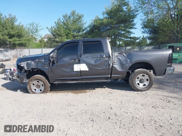 ✅ 2018 Ram 2500 Tradesman • VIN: 3C6UR5CL1JG390282 • Lot: 42133001. Listed on IAAI with 256,087 mi. Free auction sales archive from the USA and detailed vehicle history report at DreamBid. Image 14.