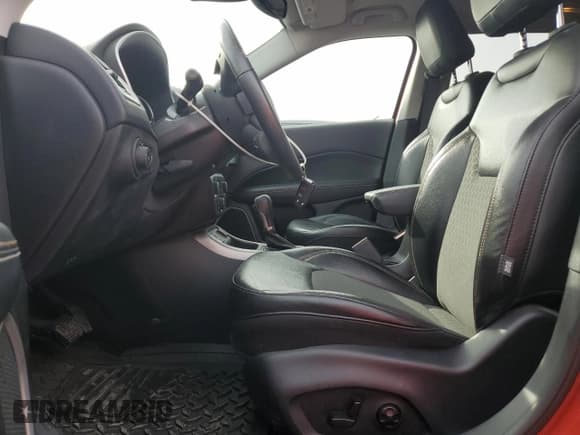 ✅ 2018 Jeep Compass Altitude • VIN: 3C4NJCBBXJT503252 • Lot: 54716095. Wystawiony na Copart z przebiegiem 72 889 mil. Bezpłatny archiwum sprzedaży aukcyjnych z USA i szczegółowy raport historii pojazdu na DreamBid. Zdjęcie 7.