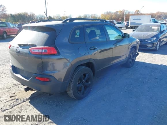 ✅ 2018 Jeep Cherokee Latitude • VIN: 1C4PJMCB5JD575754 • Lot: 43616882. Wystawiony na IAAI z przebiegiem 47 899 mil. Bezpłatny archiwum sprzedaży aukcyjnych z USA i szczegółowy raport historii pojazdu na DreamBid. Zdjęcie 4.