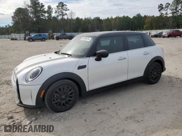 ✅ 2024 MINI Hardtop 4 Door Cooper • VIN: WMW33DK00R2U88843 • Lot: 82409674. Wystawiony na Copart z przebiegiem 6 701 mil. Bezpłatny archiwum sprzedaży aukcyjnych z USA i szczegółowy raport historii pojazdu na DreamBid. Zdjęcie 1.
