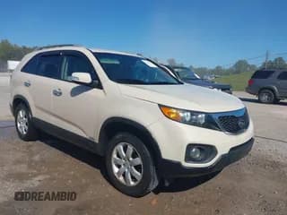 ✅ 2011 Kia Sorento LX • VIN: 5XYKTCA11BG082133 • Lot: 43359751. Wystawiony na IAAI z przebiegiem 220 851 mil. Bezpłatny archiwum sprzedaży aukcyjnych z USA i szczegółowy raport historii pojazdu na DreamBid. Zdjęcie 1.