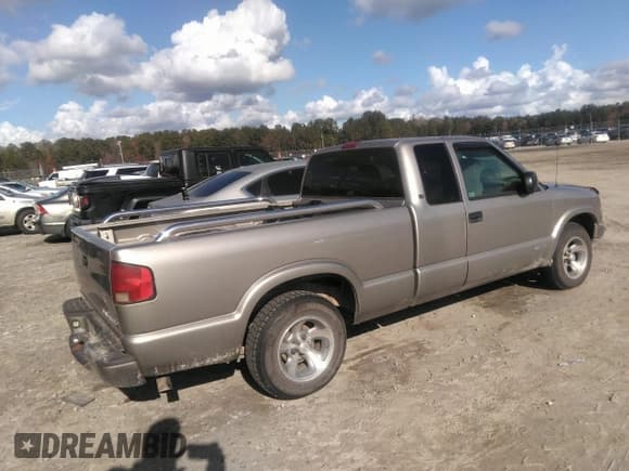 ✅ 2000 Chevrolet S-10 LS • VIN: 1GCCS19W8Y8256825 • Лот: 41135797. Опубликован ранее на IAAI с пробегом 215 193 миль. Бесплатный доступ к архиву аукционных продаж из США и подробный отчёт об истории автомобиля на DreamBid. Изображение 4.